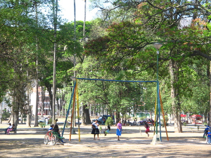 IMG 0217 Spelende moeders met kinderen in het park