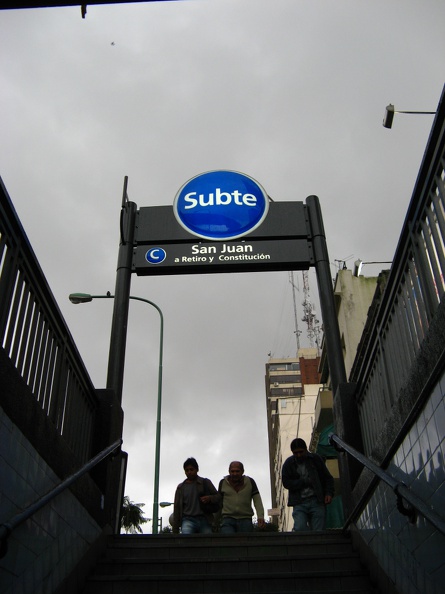 IMG_3998_De_Metroingang_in_somber_Buenos_Aires.jpg