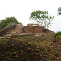 IM004111 Tempel Cerros met maskers onder de stenen ter bescherming