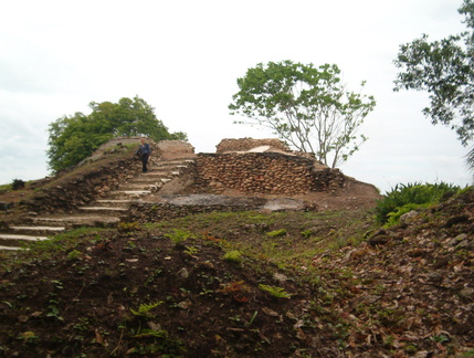 IM004111 Tempel Cerros met maskers onder de stenen ter bescherming