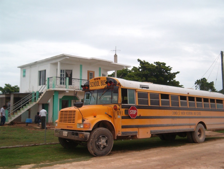 IM004118_De_schoolbus_waarvan_we_een_lift_kregen_terug_naar_Corozal.jpg
