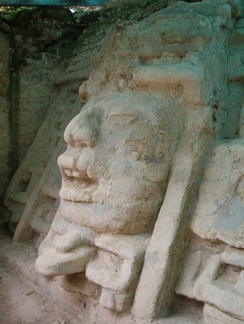 IM004145 Maya maskers in Lamanai