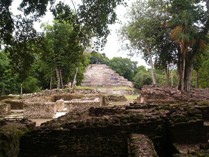 IM004170 De Jaguar tempel met resten van huizen ervoor