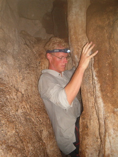 IM004450 Eelco through the cave