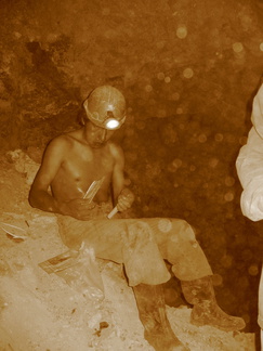 IMG 9452 14 jarige mijnwerker bereidt de explosieven voor