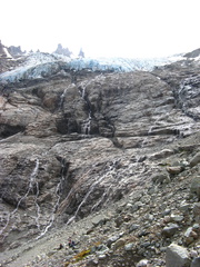 IMG 1960 Hangende gletsjer met Ido en Vladi zoek maar
