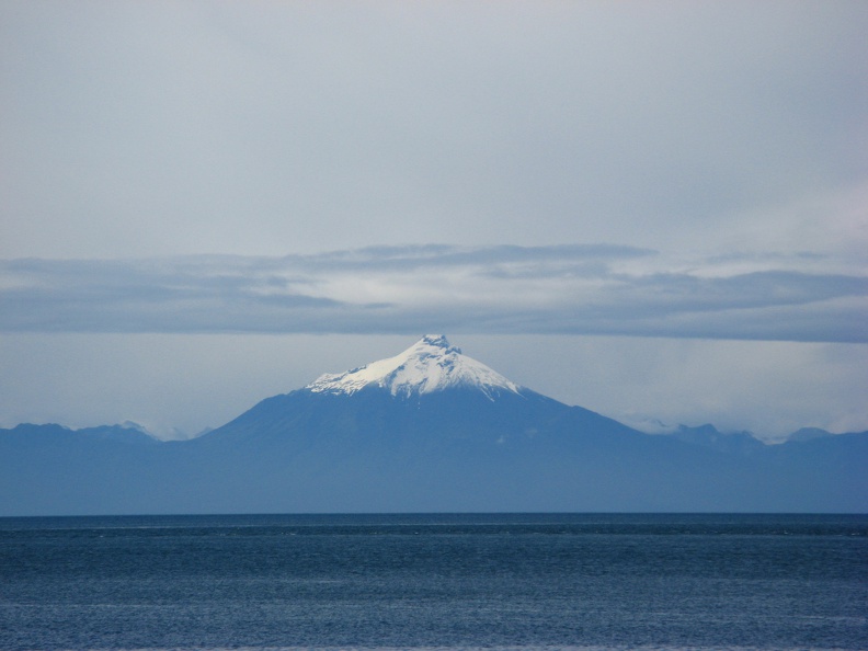IMG_1848_Uitzicht_op_vulkaan_Osorno_vanaf_de_ferry_naar_Chait_n.jpg