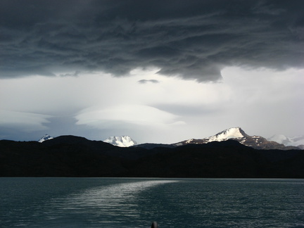 IMG 3256 Donkere wolken pakken zich samen boven Torres del Paine