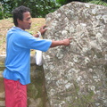 IMG 8412 Omar geeft uitleg bij een steen met daarop een kaart van de Ciudad Perdida
