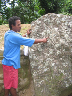IMG 8412 Omar geeft uitleg bij een steen met daarop een kaart van de Ciudad Perdida