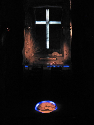 IMG 9443 De grote zaal van de Catedraal met een enorm uitgehouwen kruis achterin de wand