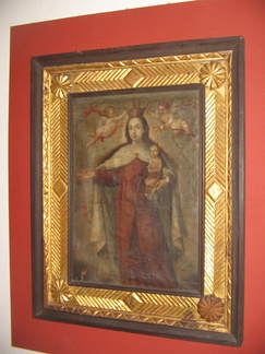 IMG 9128 prachtige schilderijen in goud belegde lijsten met Indianensymbolen in Casa de Don Juan de Vargas