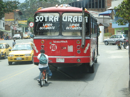 IMG 9793 Jongen lift mee met bus de berg op