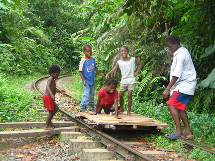 IMG 0049 Spelende kinderen op een wagonnetje