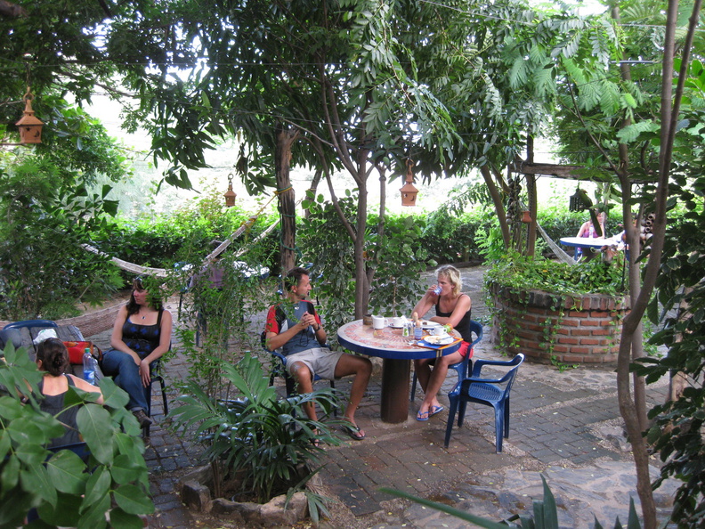 2008 Pan-Col 937 - Marco en Bas aan het ontbijt in de prachtige tuin van Casa de Filip.jpg