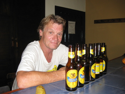 2008 Pan-Col 946 - Greg met Aguila, het Colombiaanse bier