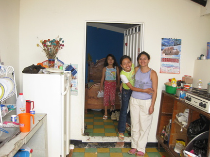 2008 Pan-Col 973 - Jennifer, Paula en Teresa in de keuken