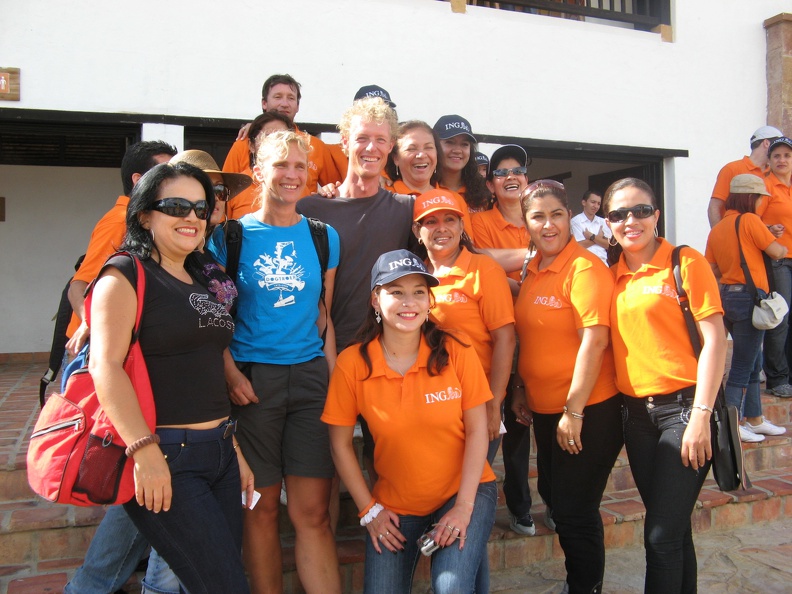 2008 Pan-Col 985 - We kwamen een hele club ING medewerkers tegen die uiteraard met ons op de foto wilden.jpg