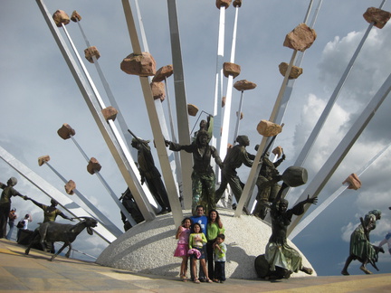 2008 Pan-Col 1023 - Familieportret bij het monument van de onafhankelijkheid van Colombia