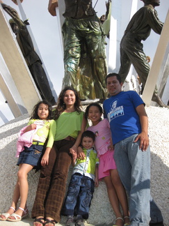 2008 Pan-Col 1024 - Familieportret bij het monument van de onafhankelijkheid van Colombia