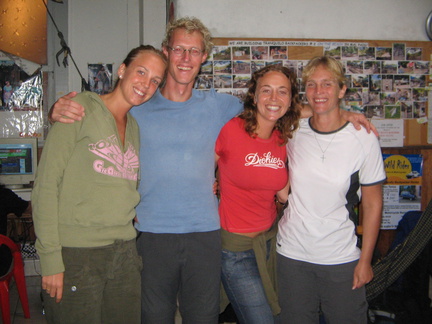 IMG 5857 Met Annelies en Sharon op de afscheidsfoto zij moesten weer terug naar het koude nederlnad