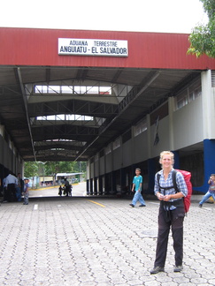 IMG 1418 De grens van Guatemala naar El Salvador bij Angulatu