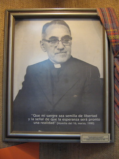 IMG 1881 Portret van Romero met beschadiging op dezelfde plek als de wond waaraan hij is gestorven