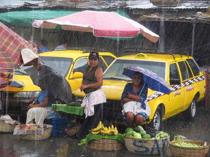 IMG 1950 Regentijd op de markt van San Salvador