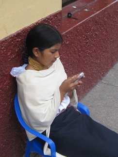 IMG 0554 Indiaans meisje aan het SMS en