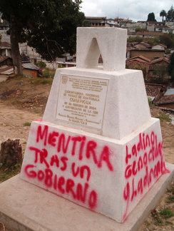 IM004809 Monument ter nagedachtenis van de gestorvenen met protestteksten