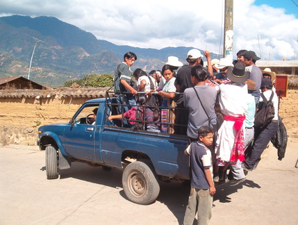 IM004710 De pickup taxi rondom Atitlan