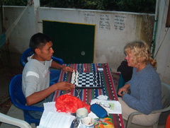 IM004740 Pedro leert Kay schaken