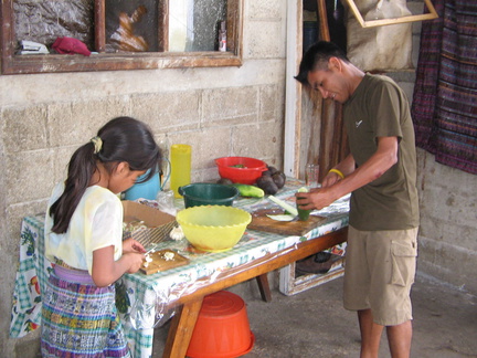 IMG 0822 Pedro en Anna maken Guagamole de Eelco