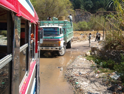 IM005866 Bus door de rivier bij Aguacat n