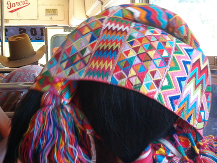 IM005867 kleurrijke hoofddoeken voor ons in de bus