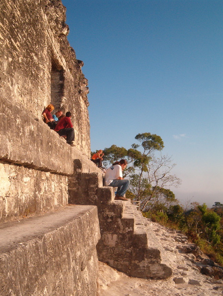 IM006207_Net_te_laat_voor_de_zonsopkomst_vanaf_Templo_IV_in_Tikal.jpg