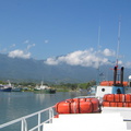 IMG 2938 De boot met op de achtergrond de bergen langs de kust van Honduras