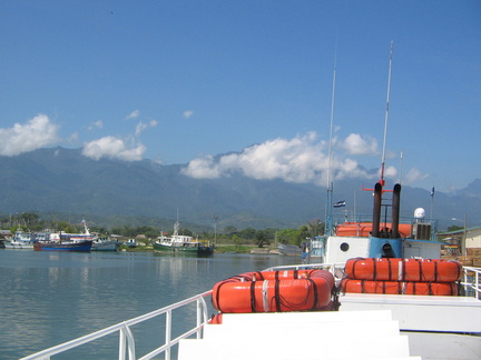 IMG 2938 De boot met op de achtergrond de bergen langs de kust van Honduras