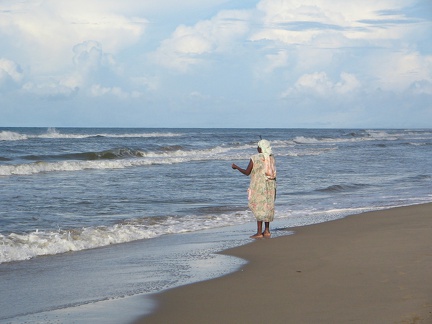 IMG 3111 Garifuna dame vissend op het strand bij Plaplaya