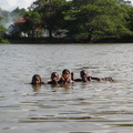 IMG 3138 Garifunakinderen aan het spelen in de rivier