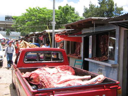 IMG 3789 Vers rundvlees per pickup naar de markt gebracht