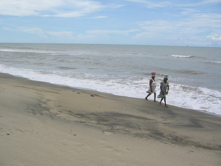 IMG 3086 Garifuna dames op het strand