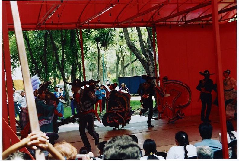Mexico_City_Park_mexican_dancers.jpg