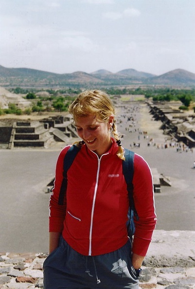 Teotihuacan_Bas_met_uitzicht_op_dodenweg.jpg
