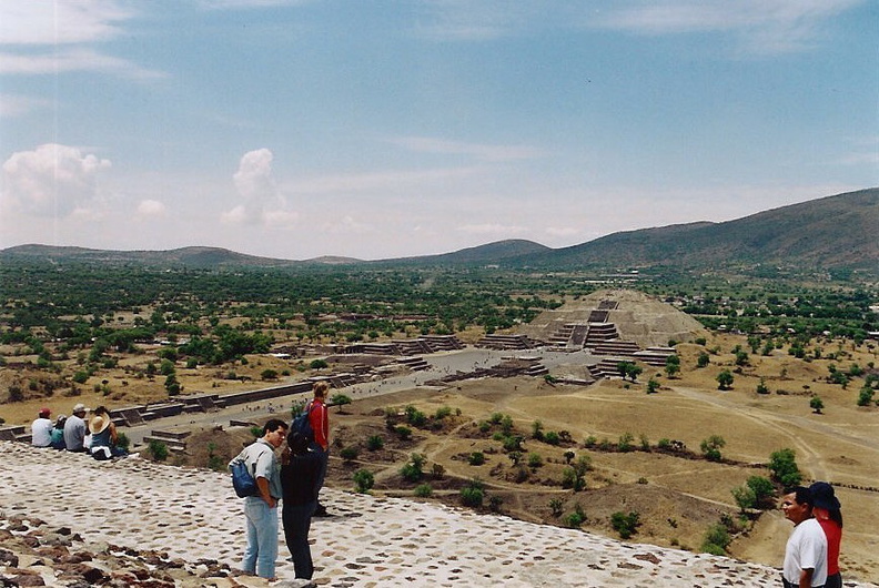 Teotihuacan_Bas_op_zon_piramide_uitzicht_op_maan.jpg