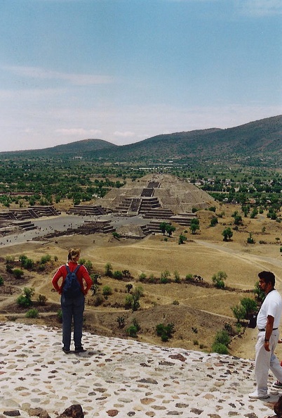 Teotihuacan_Bas_op_zon_piramide_uitzicht_op_maan_piramide_2.jpg