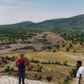 Teotihuacan Bas op zon piramide uitzicht op maan piramide 2