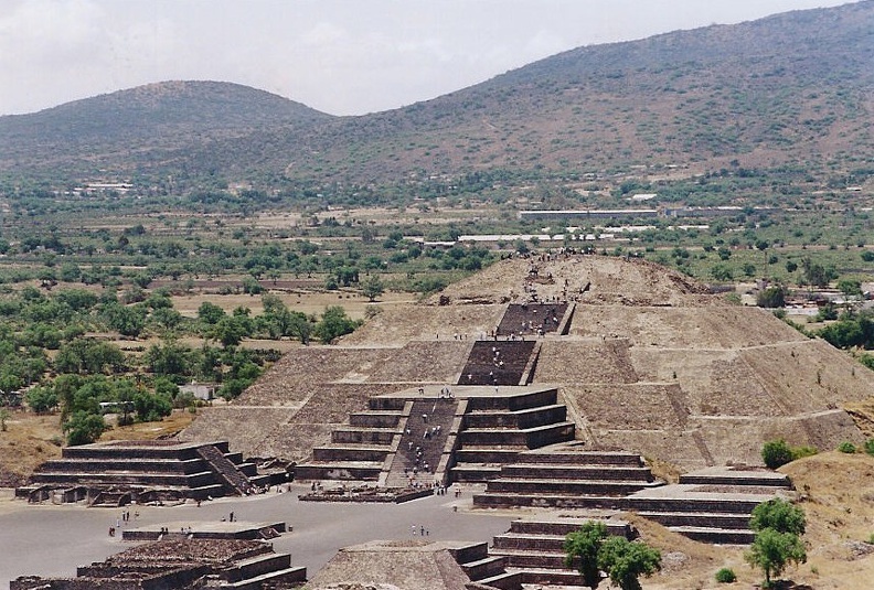 Teotihuacan_Zon_pyramide.jpg