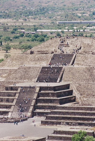 Teotihuacan_Zon_pyramide_2.jpg