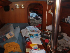 IM003961 Het omgerolde interieur van Frederiks boot